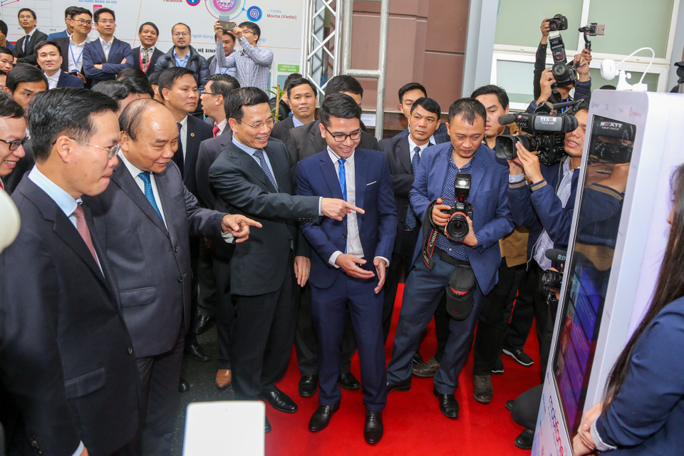 Thủ tướng bày tỏ vui mừng trước những sản phẩm công nghệ do các doanh nghiệp Việt Nam xây dựng. (Ảnh: Minh Sơn/Vietnam+)