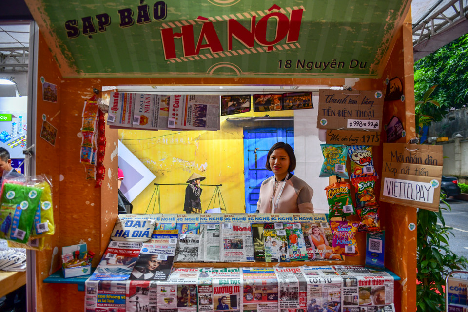 Một gian hàng bán báo thời 4.0. (Ảnh: Minh Sơn/Vietnam+)
