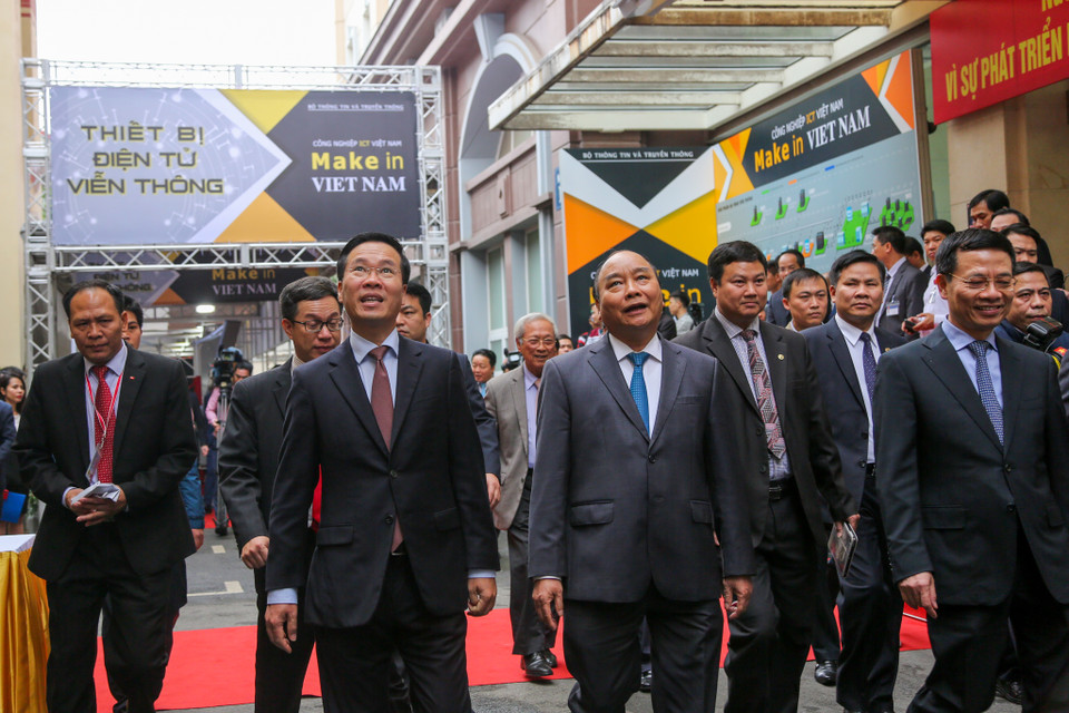 Thủ tướng Chính phủ Nguyễn Xuân Phúc, Trưởng Ban Tuyên giáo Trung ương Võ Văn Thưởng và Bộ trưởng Bộ thông tin Truyền thông Nguyễn Mạnh Hùng đã đến tham dự và tham quan các gian hàng. (Ảnh: Minh Sơn/Vietnam+)