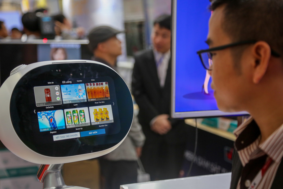 Khách hàng khi đến sẽ trực tiếp tương tác đặt món với robot phục vụ. (Ảnh: Minh Sơn/Vietnam+)