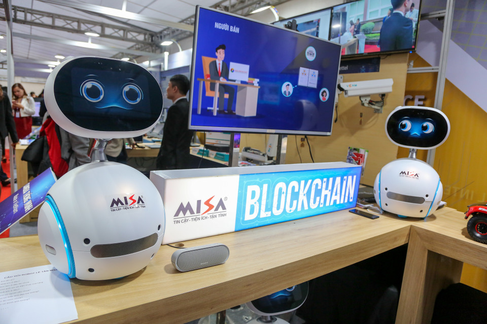 Robot phục vụ nhà hàng cũng là một sản phẩm độc đáo tại triển lãm. (Ảnh: Minh Sơn/Vietnam+)