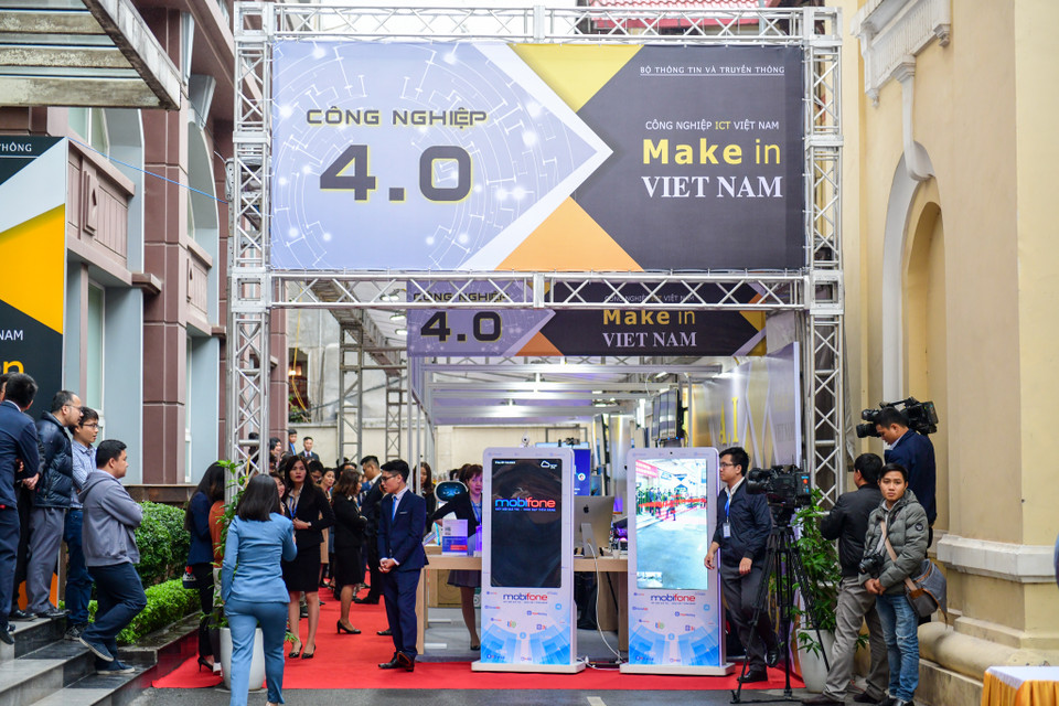 Các doanh nghiệp công nghệ, viễn thông đã có dịp trưng bày các sản phẩm đặc sắc nhất tại triển lãm về công nghiệp ICT mang tên Make in Vietnam diễn ra vào chiều 15/1 tại Bộ Thông tin và Truyền thông. (Ảnh: Minh Sơn/Vietnam+)