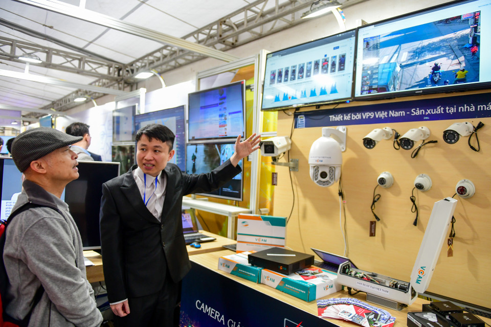 Gian hàng camera giám sát thông minh, một sản phẩm của Viettel. (Ảnh: Minh Sơn/Vietnam+)