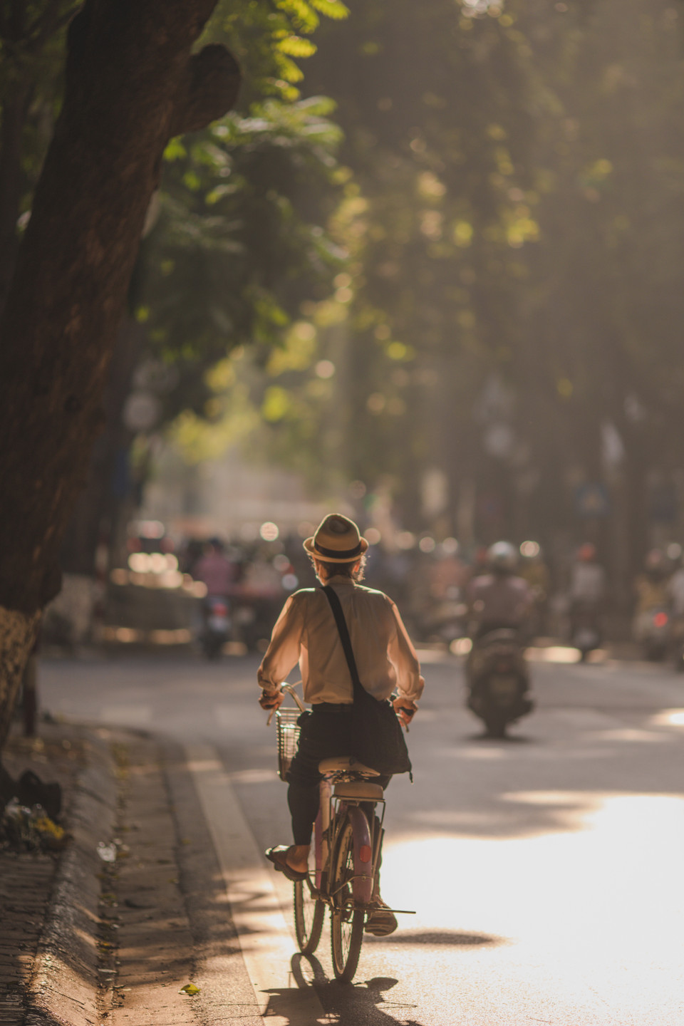 Đây cũng là thời điểm tuyệt vời nhất để vi vu khắp phố phường, tận hưởng không khí trong lành, mát dịu. (Ảnh: Minh Sơn/Vietnam+)