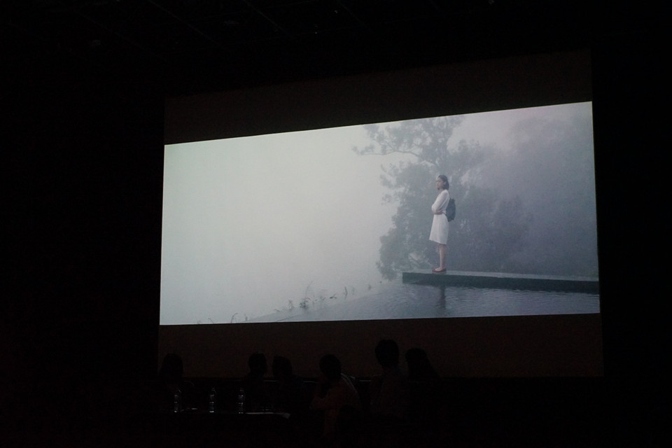 Một cảnh trong bộ phim "Đập cánh giữa không trung" của đạo diễn Vũ Hoàng Điệp đang được trình chiếu tại buổi họp báo. (Ảnh: Minh Sơn-Hoàng Long/Vietnam+)