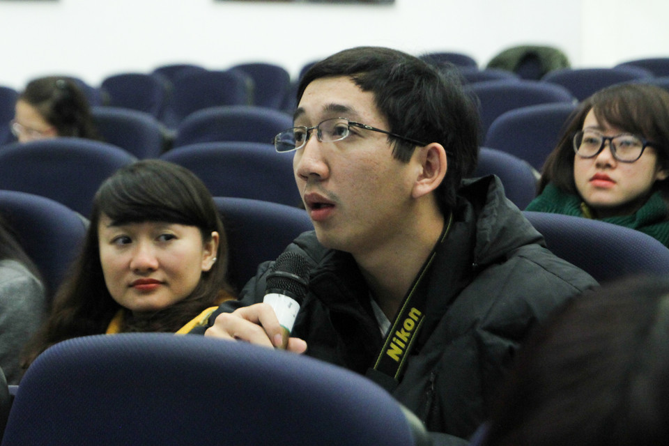 Phóng viên đặt câu hỏi với ban tổ chức liên hoan phim tại cuộc họp báo. (Ảnh: Minh Sơn-Hoàng Long/Vietnam+)