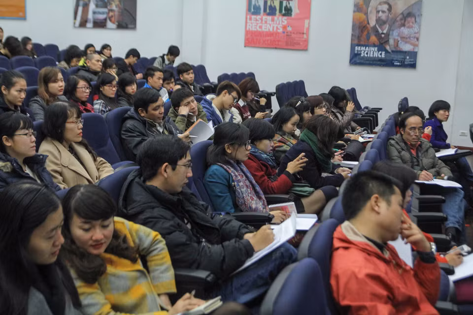 Rất nhiều những bạn trẻ yêu thích văn hóa Pháp cũng đến tham dự buổi họp báo. (Ảnh: Minh Sơn-Hoàng Long/Vietnam+)