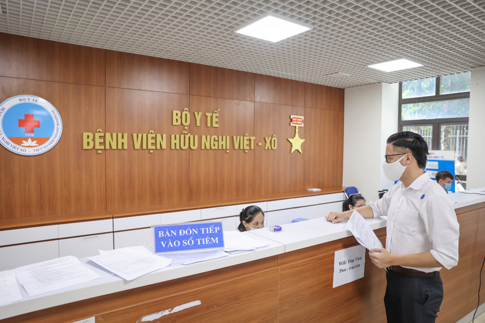 Trong chương trình tiêm chủng mở rộng, mỗi ngày Bệnh Hữu nghị Việt Xô sử dụng khoảng 400 liều vaccine AstraZeneca cho người dân. (Ảnh: Minh Sơn/Vietnam+)