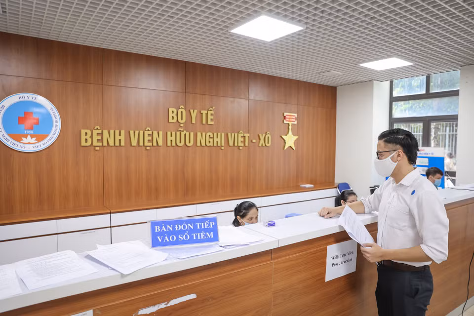 Trong chương trình tiêm chủng mở rộng, mỗi ngày Bệnh Hữu nghị Việt Xô sử dụng khoảng 400 liều vaccine AstraZeneca cho người dân. (Ảnh: Minh Sơn/Vietnam+)
