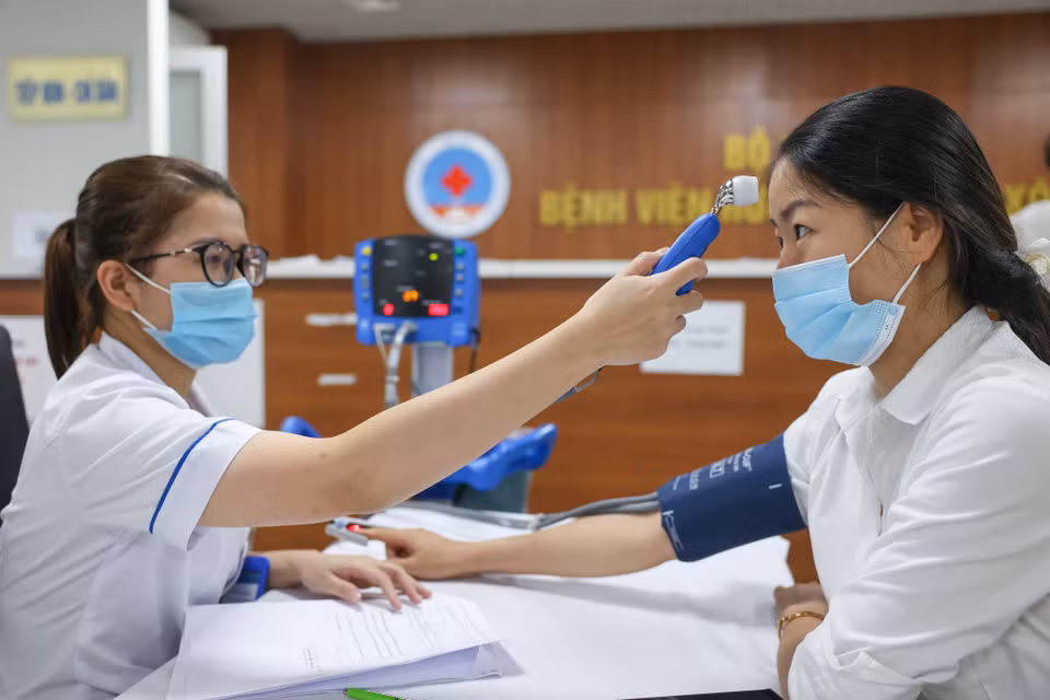 Bộ Y tế đã có hướng dẫn rất cụ thể về an toàn tiêm chủng, các điểm tiêm đều được tập huấn đầy đủ. (Ảnh: Minh Sơn/Vietnam+)