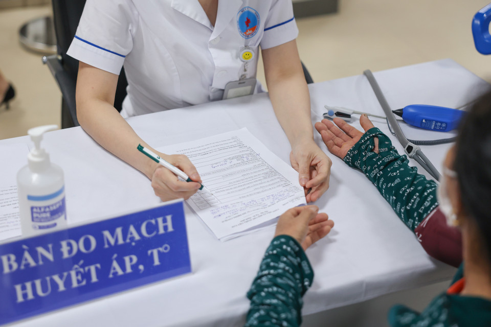 Hoạt động tiêm được triển khai theo đúng quy định của Bộ Y tế gồm tư vấn, tiêm, theo dõi sau tiêm và xử lý phản ứng nếu có. (Ảnh: Minh Sơn/Vietnam+)