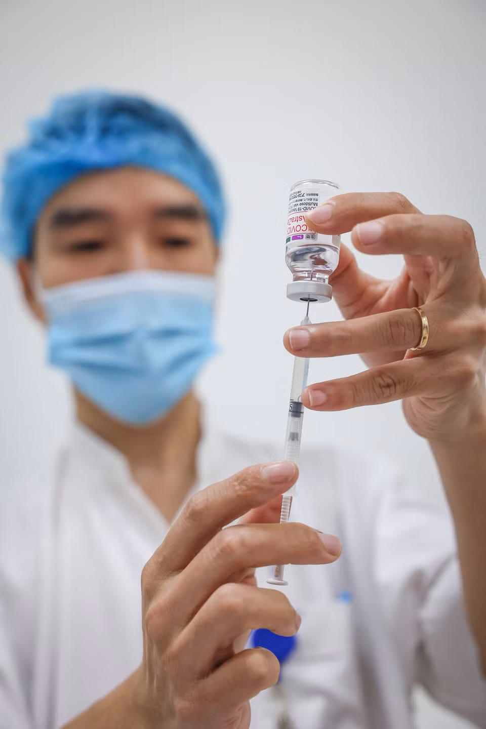 Cán bộ trước khi tiêm phải sát khuẩn tay sạch sẽ và sử dụng kim tiêm dùng một lần. (Ảnh: Minh Sơn/Vietnam+)