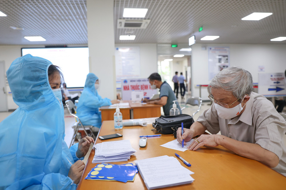Với phương châm "Tiêm đến đâu an toàn đến đó," quy trình tiêm chủng tại Việt Nam được triển khai ở cấp độ an toàn cao nhất và có sự khác biệt so với các nước khác trên thế giới. (Ảnh: Minh Sơn/Vietnam+)
