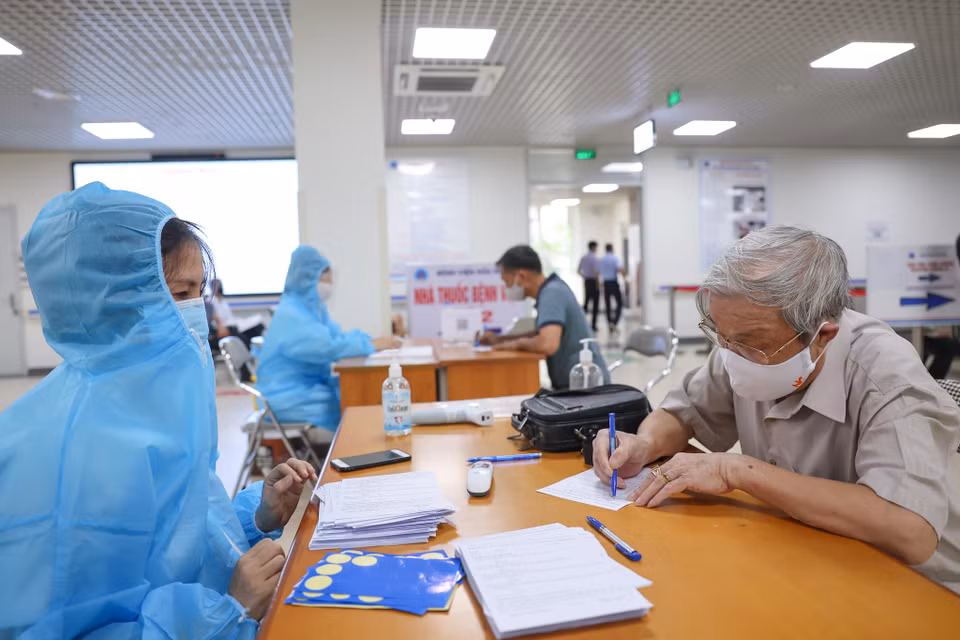 Với phương châm "Tiêm đến đâu an toàn đến đó," quy trình tiêm chủng tại Việt Nam được triển khai ở cấp độ an toàn cao nhất và có sự khác biệt so với các nước khác trên thế giới. (Ảnh: Minh Sơn/Vietnam+)