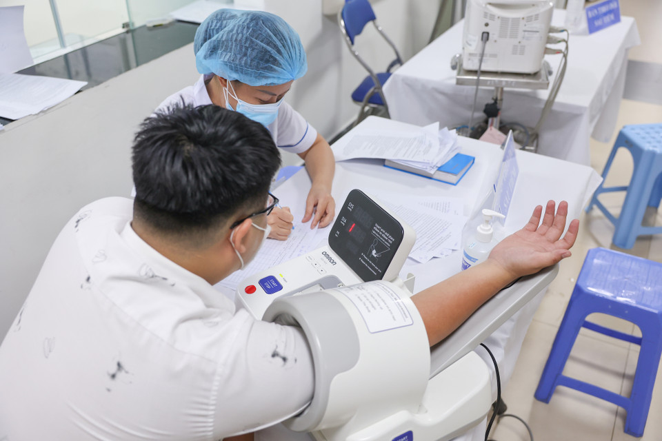 Công tác cấp cứu đề phòng trường hợp có phản ứng nặng sau tiêm chủng phải luôn sẵn sàng tại bệnh viện nhằm đảm bảo an toàn tối đa cho người được tiêm chủng. (Ảnh: Minh Sơn/Vietnam+)