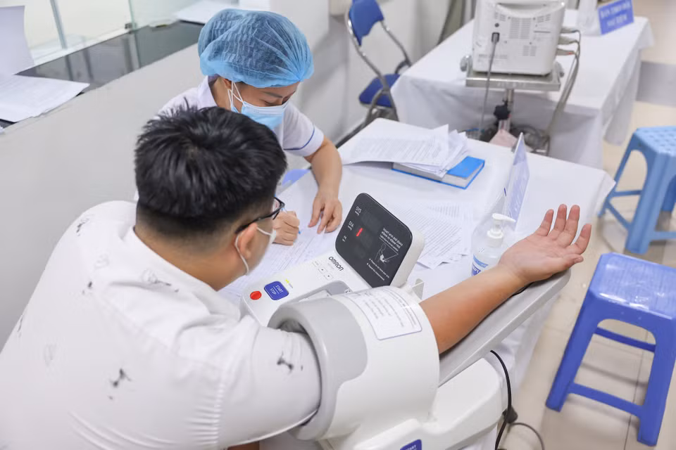 Công tác cấp cứu đề phòng trường hợp có phản ứng nặng sau tiêm chủng phải luôn sẵn sàng tại bệnh viện nhằm đảm bảo an toàn tối đa cho người được tiêm chủng. (Ảnh: Minh Sơn/Vietnam+)