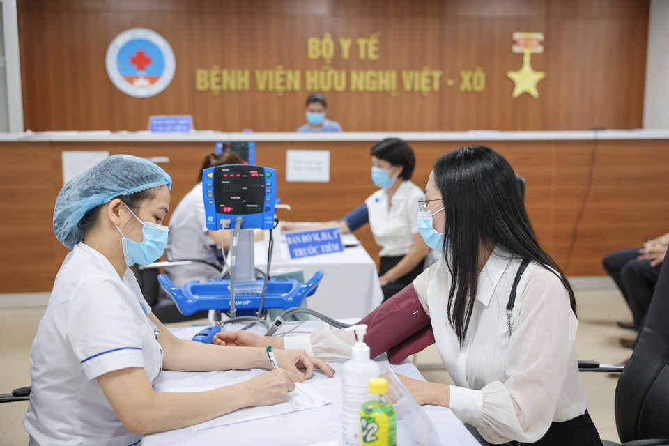 Bệnh viện đã chuẩn bị chu đáo, kỹ lưỡng các điều kiện từ khu vực tiếp đón, phòng sàng lọc trước tiêm, phòng tiêm, khu vực theo dõi sau tiêm và các phương tiện, vật tư, thiết bị, cán bộ y tế xử trí khi có phản ứng sau tiêm xảy ra. (Ảnh: Minh Sơn/Vietnam+)