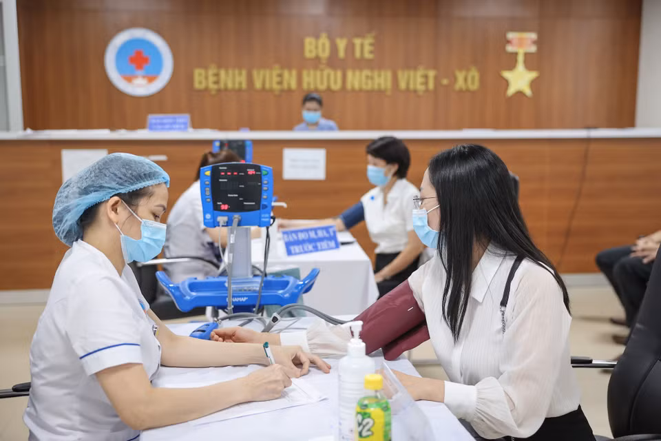 Bệnh viện đã chuẩn bị chu đáo, kỹ lưỡng các điều kiện từ khu vực tiếp đón, phòng sàng lọc trước tiêm, phòng tiêm, khu vực theo dõi sau tiêm và các phương tiện, vật tư, thiết bị, cán bộ y tế xử trí khi có phản ứng sau tiêm xảy ra. (Ảnh: Minh Sơn/Vietnam+)