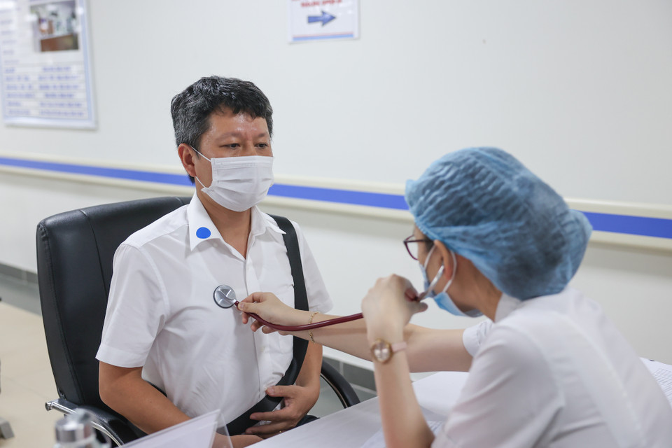 Tính đến 16 giờ ngày 28/6/2021, tổng cộng cả nước đã thực hiện tiêm 3.497.104 liều vaccine phòng COVID-19; trong đó số người đã được tiêm đủ 2 mũi vaccine phòng COVID-19 là 172.994 người. (Ảnh: Minh Sơn/Vietnam+)