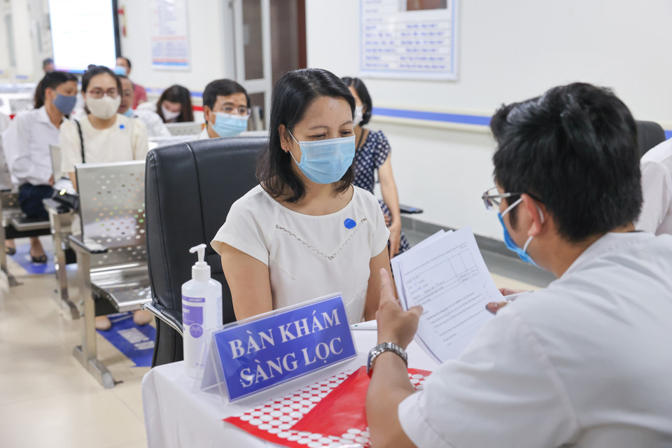 Hiện tại, Chương trình tiêm chủng mở rộng đang đóng vai trò quan trọng nhất trong việc điều phối, triển khai các hoạt động tiêm chủng. Trong chiến dịch lần này có thể tiêm được hết 150 triệu liều vaccine. (Ảnh: Minh Sơn/Vietnam+)