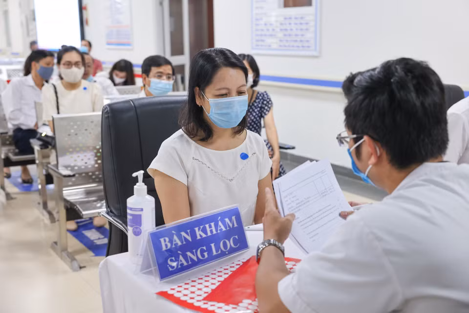 Hiện tại, Chương trình tiêm chủng mở rộng đang đóng vai trò quan trọng nhất trong việc điều phối, triển khai các hoạt động tiêm chủng. Trong chiến dịch lần này có thể tiêm được hết 150 triệu liều vaccine. (Ảnh: Minh Sơn/Vietnam+)