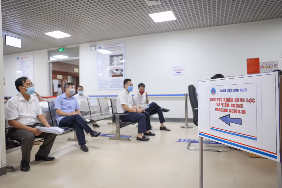 Các cơ sở tiêm chủng vaccine phải đạt tiêu chuẩn theo quy định về cơ sở vật chất, trang thiết bị và nhân lực; thực hiện khám sàng lọc theo hướng dẫn của Bộ Y tế. (Ảnh: Minh Sơn/Vietnam+)