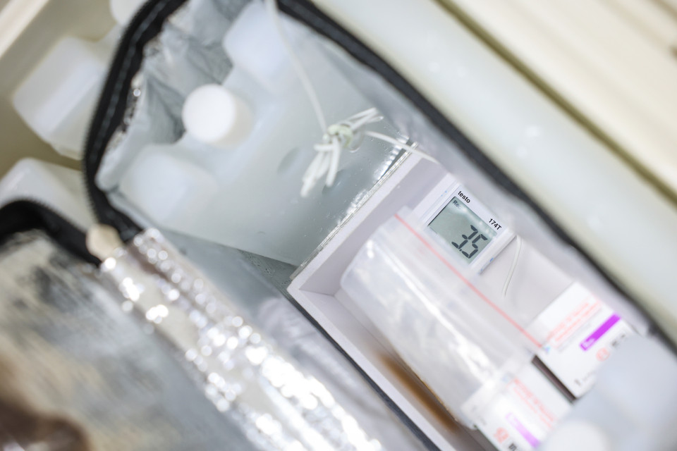 Vaccine AstraZeneca có thể bảo quản ở điều kiện nhiệt độ lạnh thông thường từ 2-8 độ C, phù hợp với hệ thống dây chuyền lạnh có nhiều quốc gia, trong đó có Việt Nam. (Ảnh: Minh Sơn/Vietnam+)