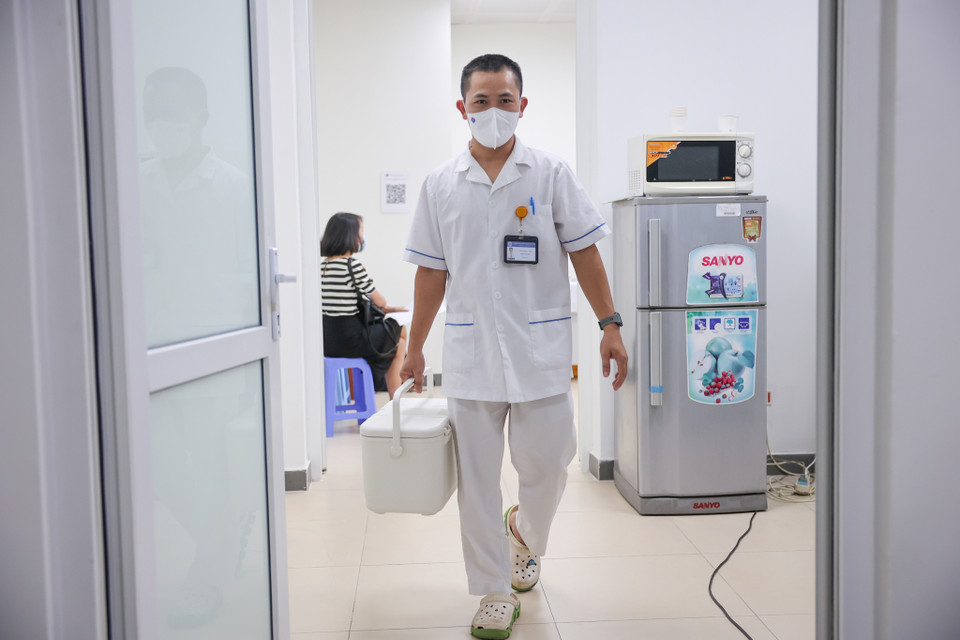 Hiện nay, vaccine COVID-19 đang được tiêm chủng tại Việt Nam là vaccine do hãng AstraZeneca sản xuất, được nghiên cứu và phát triển bởi Đại học Oxford (Vương quốc Anh). (Ảnh: Minh Sơn/Vietnam+)