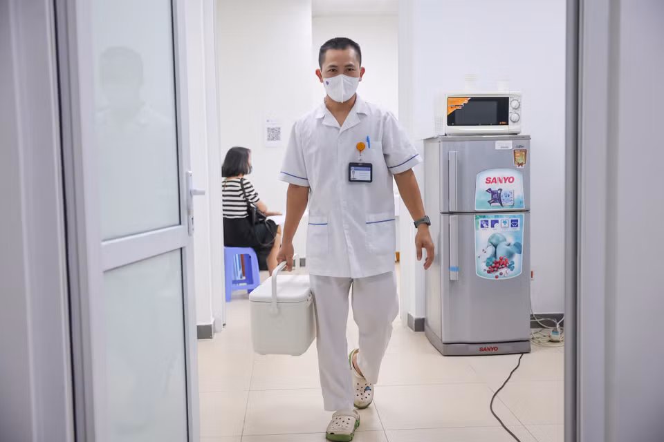 Hiện nay, vaccine COVID-19 đang được tiêm chủng tại Việt Nam là vaccine do hãng AstraZeneca sản xuất, được nghiên cứu và phát triển bởi Đại học Oxford (Vương quốc Anh). (Ảnh: Minh Sơn/Vietnam+)