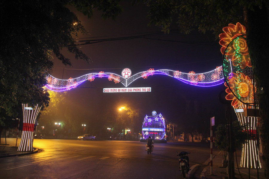 Một chiếc cổng chào trên phố Lý Thái Tổ được trang trí uốn lượn cầu kì. (Ảnh Minh Sơn/Vietnam+) 