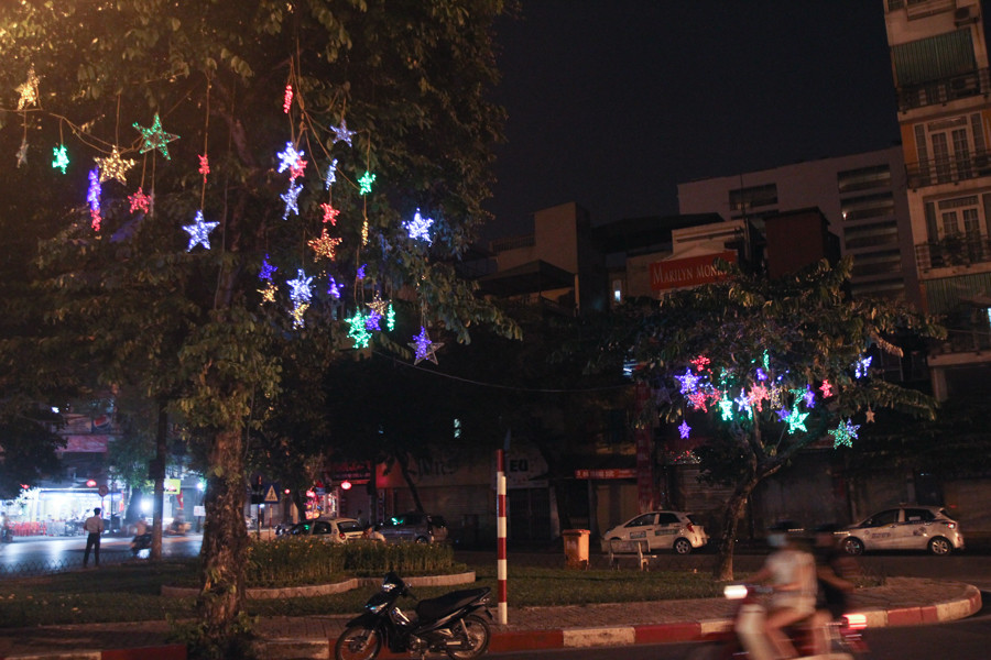 Đoạn ngã tư Hàng Bông - Nguyễn Thái Học trầm lắng hơn với những đèn ông sao lấp lánh treo trên cây. (Ảnh Minh Sơn/Vietnam+)