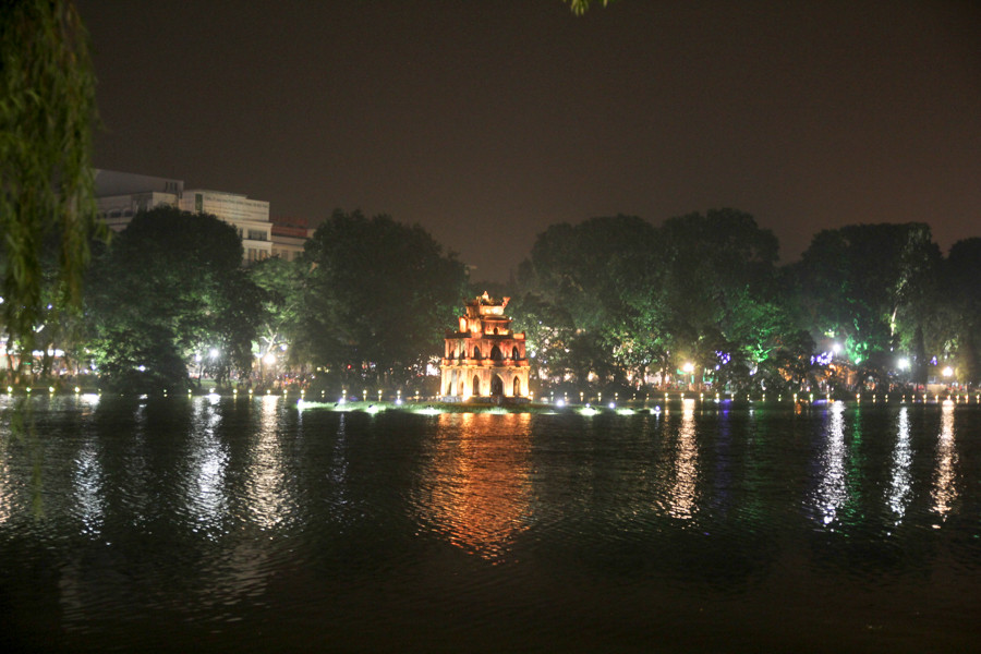 Trong dịp kỷ niệm ngày giải phóng Thủ đô (10/10), Hà Nội như được khoác một chiếc áo mới, trang hoàng lộng lẫy hơn. (Ảnh Minh Sơn/Vietnam+)