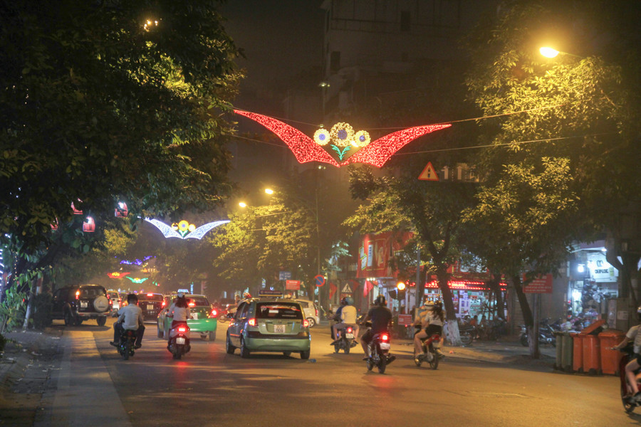 Một dọc từ phố Huế lên Hàng Bài cũng được trang trí bởi hàng chục biểu ngữ khác nhau. (Ảnh Minh Sơn/Vietnam+)