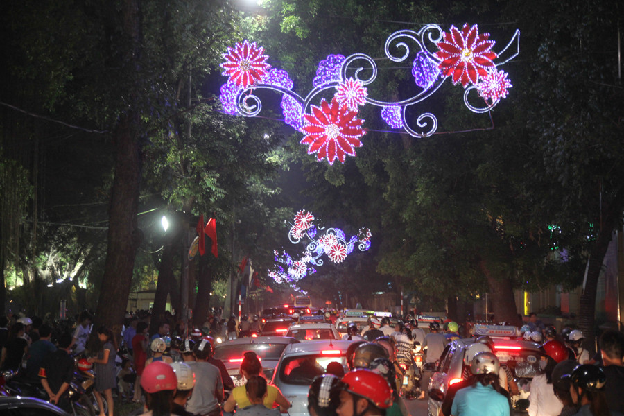 Những ngày gần gây, bờ hồ Hoàn Kiếm luôn trong tình trạng tắc đường vì người dân mọi nơi đổ về đây để ngắm các tuyến đường. (Ảnh Minh Sơn/Vietnam+)