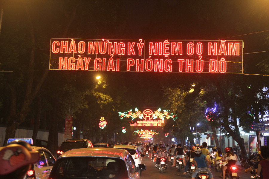 Một dọc từ phố Huế lên Hàng Bài cũng được trang trí bởi hàng chục biểu ngữ khác nhau. (Ảnh Minh Sơn/Vietnam+)