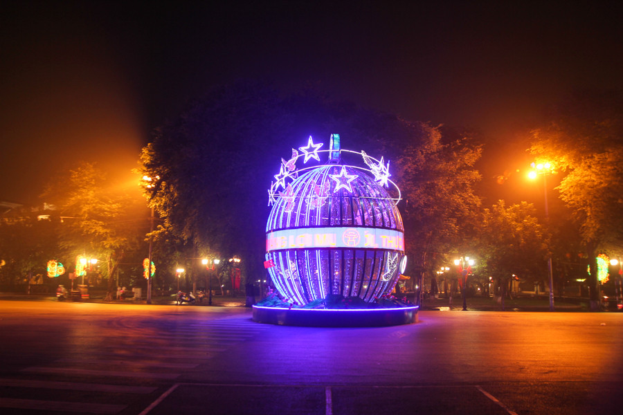 Một quả địa cầu sáng rực giữa phố với biểu ngữ "Hà Nội - thành phố vì hòa bình". (Ảnh Minh Sơn/Vietnam+)