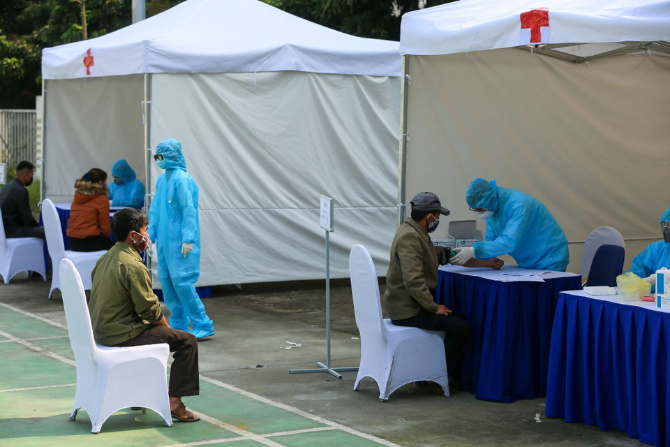 Bác sỹ Đặng Hồng Châu – Trường khoa kiểm soát bệnh tật và HIV-AIDS, Trung tâm Y tế quận Bắc Từ Liêm cho biết bắt đầu từ sáng 14/4, trung tâm đã tiến hành xét nghiệm cho 490 trường hợp là người dân phường Tây Tựu. (Ảnh: Tùng Lâm/Vietnam+)