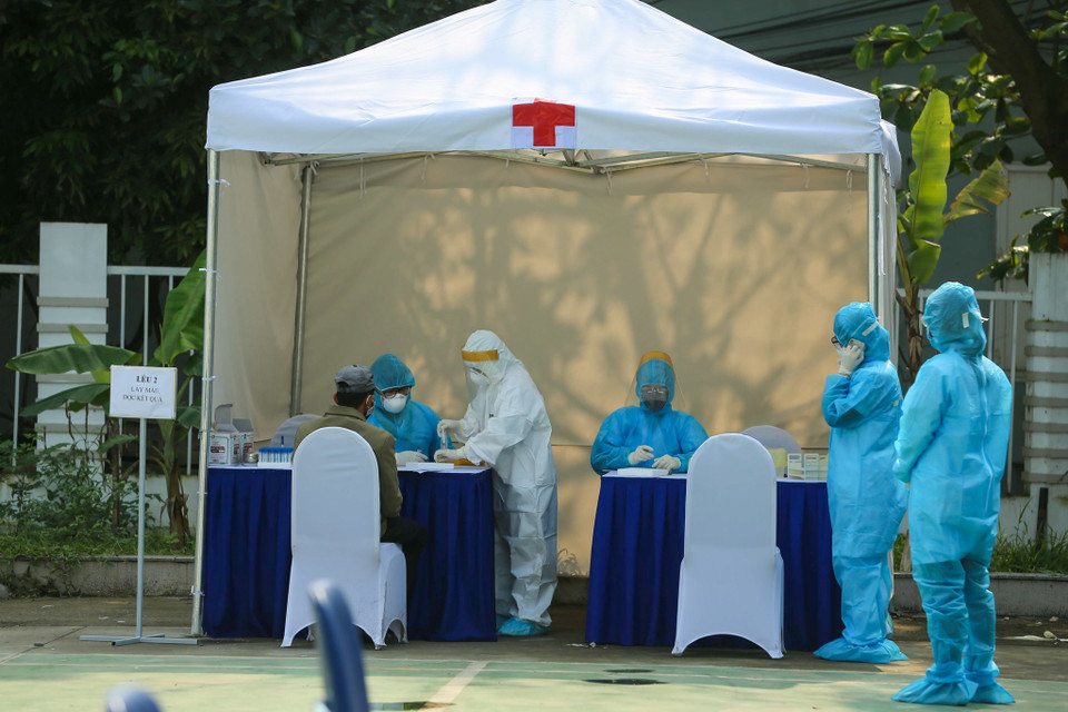 Trong sáng 15/4, việc test nhanh những trường hợp liên quan đến bệnh nhân 243 hầu như đã hoàn tất. (Ảnh: Tùng Lâm/Vietnam+)