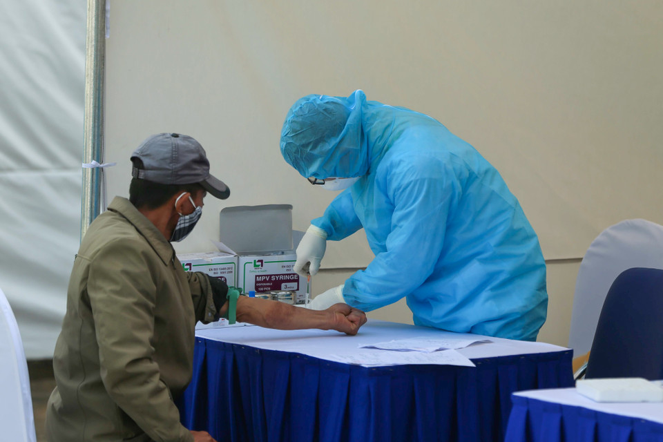 Những người dân liên quan phải đến xét nghiệm rất hợp tác với lực lượng y tế. (Ảnh: Tùng Lâm/Vietnam+)