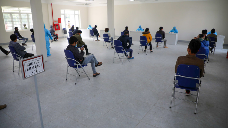 Những người dân trong lúc chờ đến lượt xét nghiệm được xếp hàng với khoảng cách an toàn theo khuyến cáo của Bộ Y tế. (Ảnh: Tùng Lâm/Vietnam+)