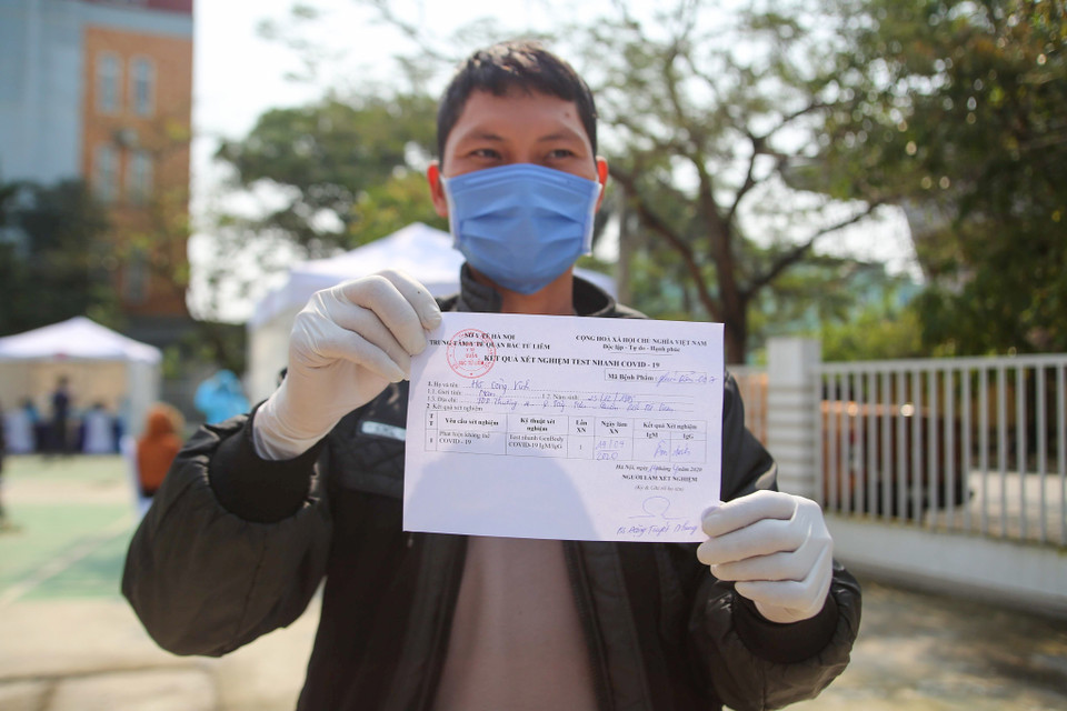 Trong sáng 15/5 chỉ còn lác đác người dân đến xét nghiệm, chủ yếu người dân làng hoa Tây Tựu, những người thường xuyên buôn bán tại chợ Quảng Bá (Quảng An, Tây Hồ). (Ảnh: Tùng Lâm/Vietnam+)