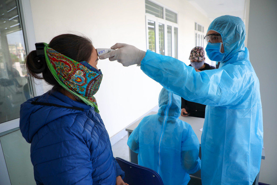 Tại trạm test nhanh ở Trung tâm Văn hoá, Thông tin và Thể thao phường Phúc Diễn có 30 cán bộ y tế cùng với tình nguyện viên trường Đại học Y tế công cộng thực hiện 2 bàn lấy mẫu xét nghiệm và bàn trả kết quả công dân. (Ảnh: Tùng Lâm/Vietnam+)