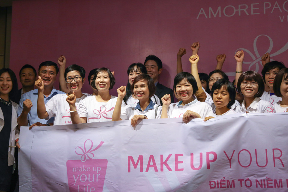 Tiếp nối thành công qua hai lần tổ chức tại Thành phố Hồ Chí Minh, sáng 12/5, chương trình ‘Make up your life’ đã đến với Hà Nội để tiếp tục sứ mệnh điểm tô niềm hy vọng cho các bệnh nhân chống lại căn bệnh ung thư vú. 