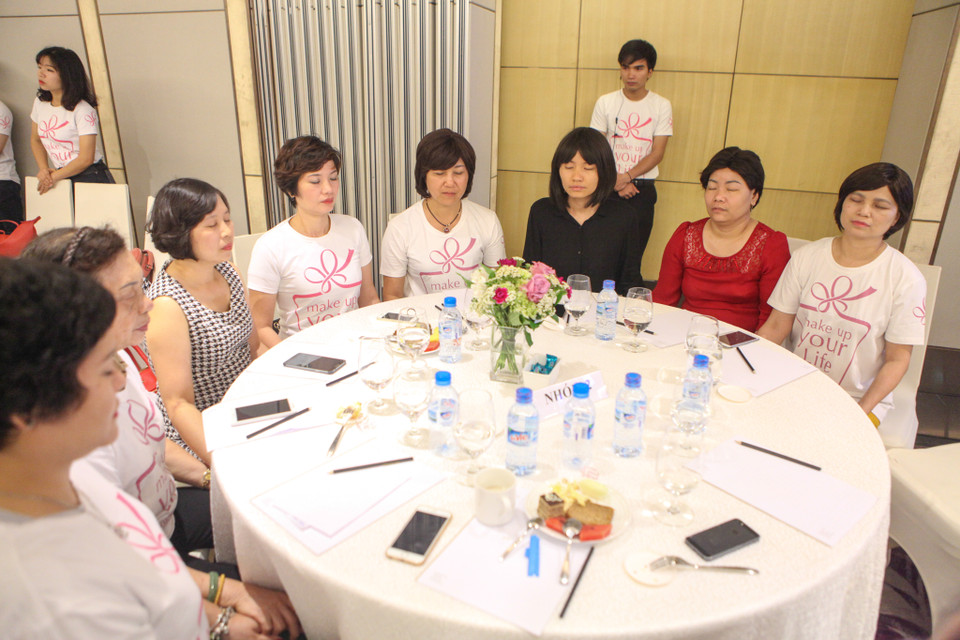 Các nữ bệnh nhân cùng nhau nắm tay tạo nên một niềm tin, hy vọng rằng liều thuốc tinh thần là quan trọng nhất trong cuộc chiến chống lại bệnh tật. 