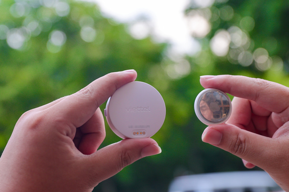 So sánh với AirTag của Apple, vTag to hơn khá nhiều và thiết kế không thẩm mỹ bằng. (Ảnh: Minh Sơn/Vietnam+)