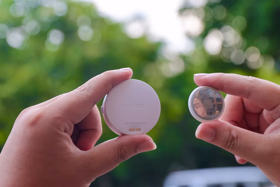 So sánh với AirTag của Apple, vTag to hơn khá nhiều và thiết kế không thẩm mỹ bằng. (Ảnh: Minh Sơn/Vietnam+)