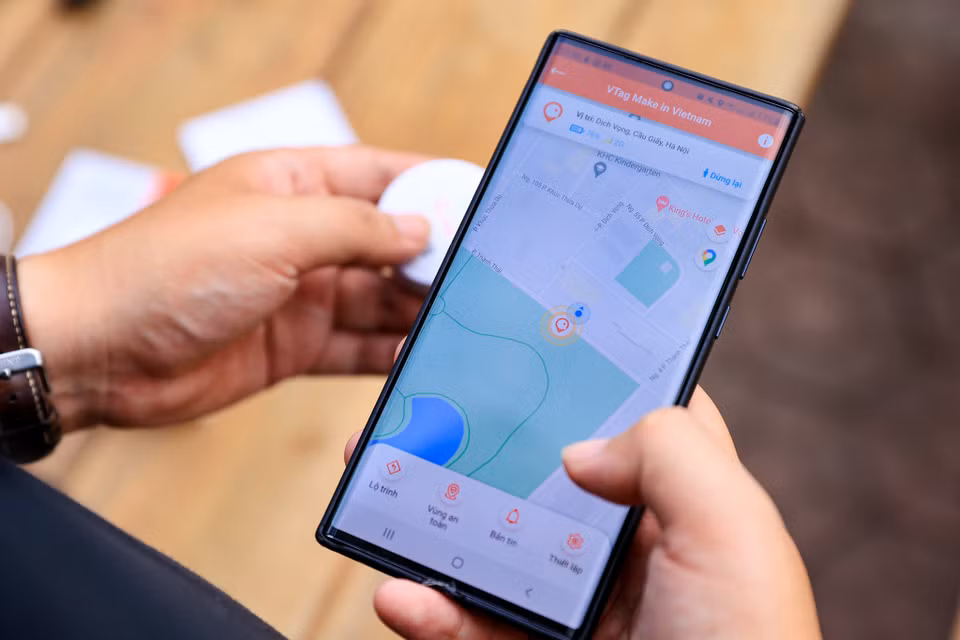 Trải nghiệm thực tế, vTag chỉ sử dụng công nghệ NBIoT và GPS để xác định vị trí của mình. Người dùng dễ dàng nhận biết điều này qua thông tin thiết bị được hiển thị trên ứng dụng vTag cũng như yêu cầu quyền truy cập vị trí sau khi cài đặt ứng dụng. (Ảnh: Minh Sơn/Vietnam+)