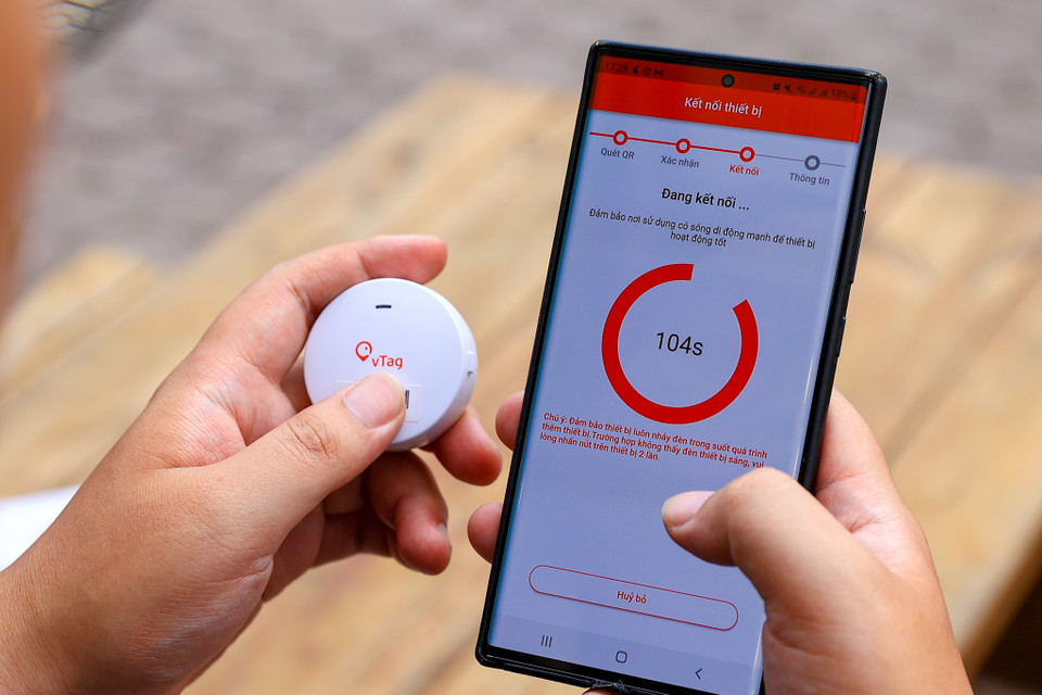 vTag sử dụng các công nghệ GPS, WiFi và NBIoT để định vị vị trí chính xác và đảm bảo sai số nhỏ nhất. Trong đó, NB-IoT là công nghệ kết nối dựa trên sóng di động 2G được Viettel phát triển để sử dụng cho các thiết bị IoT. (Ảnh: Minh Sơn/Vietnam+)