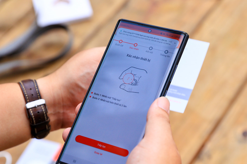 Thiết bị được trang bị sẵn eSIM Viettel. Đặc biệt, cùng 1 tài khoản vTag cho phép giám sát nhiều thiết bị cùng nhiều đối tượng khác nhau và ưu điểm theo như Viettel công bố là rất tiết kiệm năng lượng (thời lượng sử dụng pin trung bình từ 7-10 ngày). (Ảnh: Minh Sơn/Vietnam+)