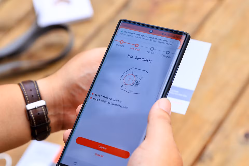 Thiết bị được trang bị sẵn eSIM Viettel. Đặc biệt, cùng 1 tài khoản vTag cho phép giám sát nhiều thiết bị cùng nhiều đối tượng khác nhau và ưu điểm theo như Viettel công bố là rất tiết kiệm năng lượng (thời lượng sử dụng pin trung bình từ 7-10 ngày). (Ảnh: Minh Sơn/Vietnam+)